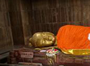 ビルマの仏教徒が建てた涅槃堂の中にある巨大な釈迦尊は５世紀頃に仏教徒により運ばれました。