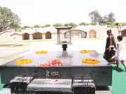 インド独立の父といわれるマハトマガンディーの慰霊碑ラージガート。いまなお慕う人が後をたちません。