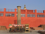 アショカ王の石柱、釈迦尊の誕生の壁彫刻の残るマヤ堂。